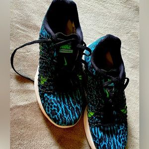Blue animal print. SUPER CUTE. Size 6.5. Great condition/only worn a few times